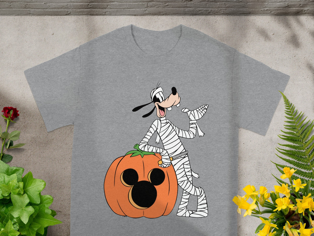 Grey t-shirt with a mummy Goofy leaning on a Mickey Mouse pumpkin.
